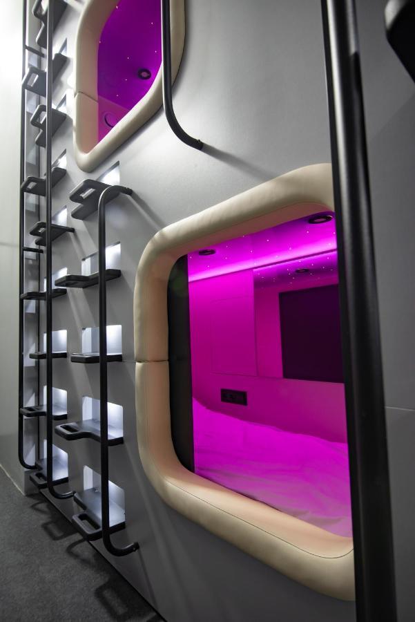 Capsule Hotel Constellation 91 Leopoli Esterno foto