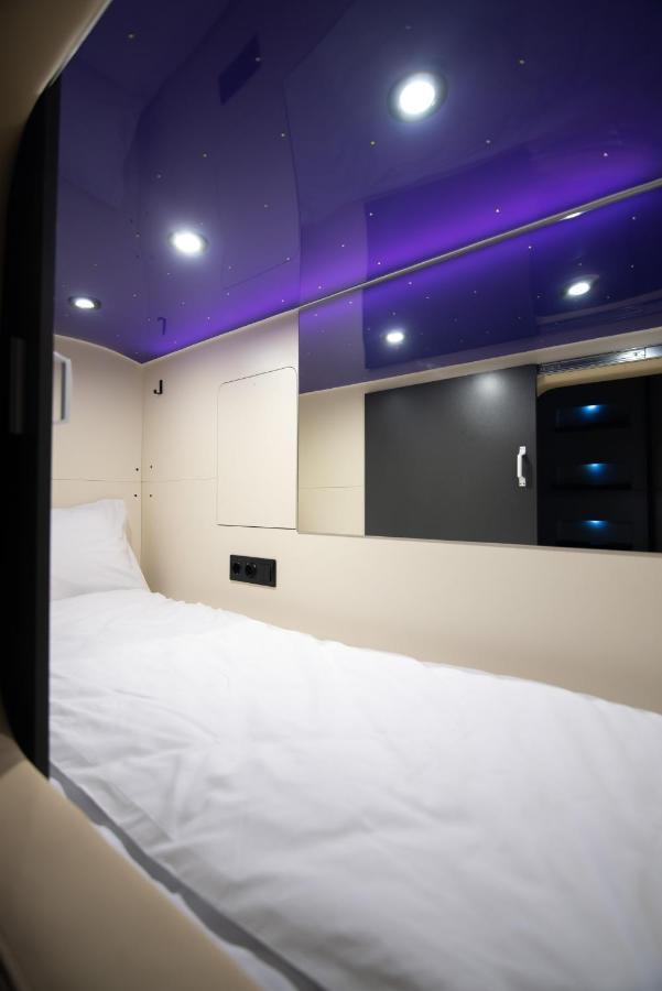 Capsule Hotel Constellation 91 Leopoli Esterno foto