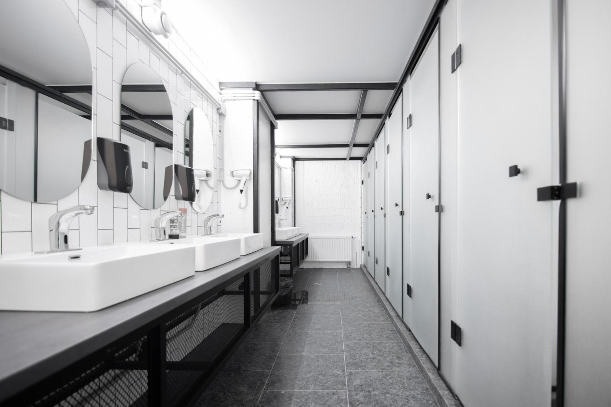 Capsule Hotel Constellation 91 Leopoli Esterno foto