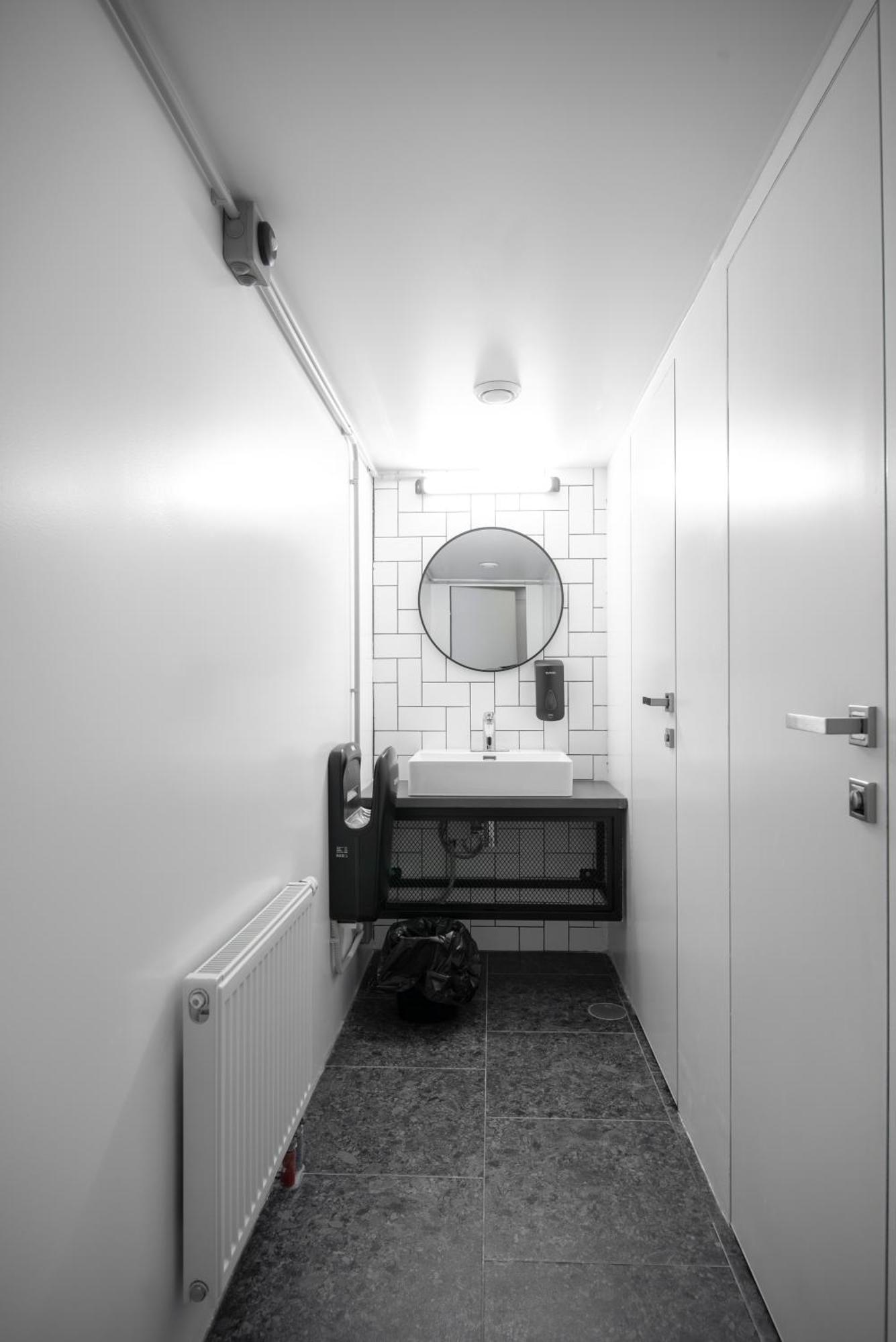 Capsule Hotel Constellation 91 Leopoli Esterno foto